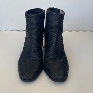 VC John Camuto black scalloped leather heel bootie